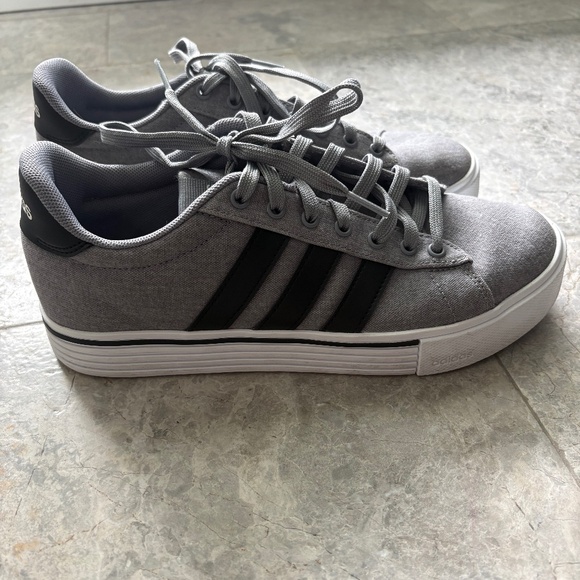 Adidas Mens size 8 casual sneakers - Picture 1 of 5